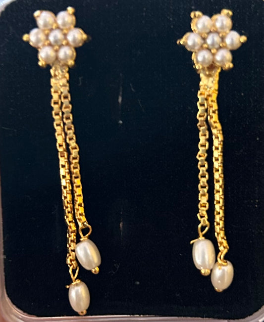 Pearl ear hangings