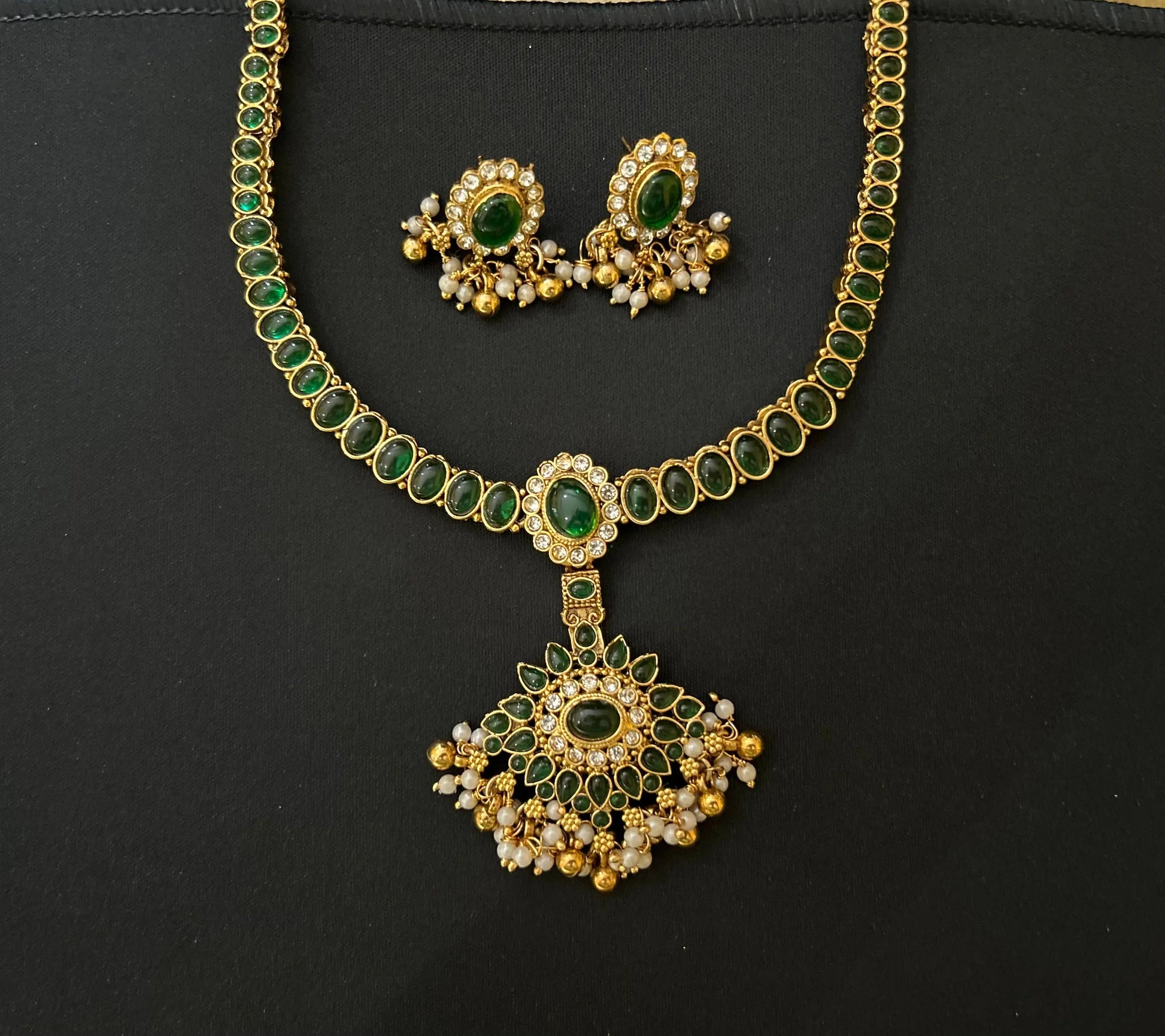 Green stone short necklace Mandira Silks